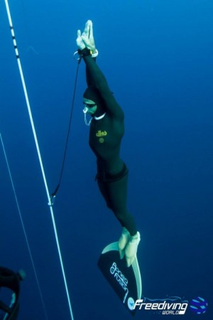 Stephane Tourreau remonte de 96m CWT photo : Freediving World