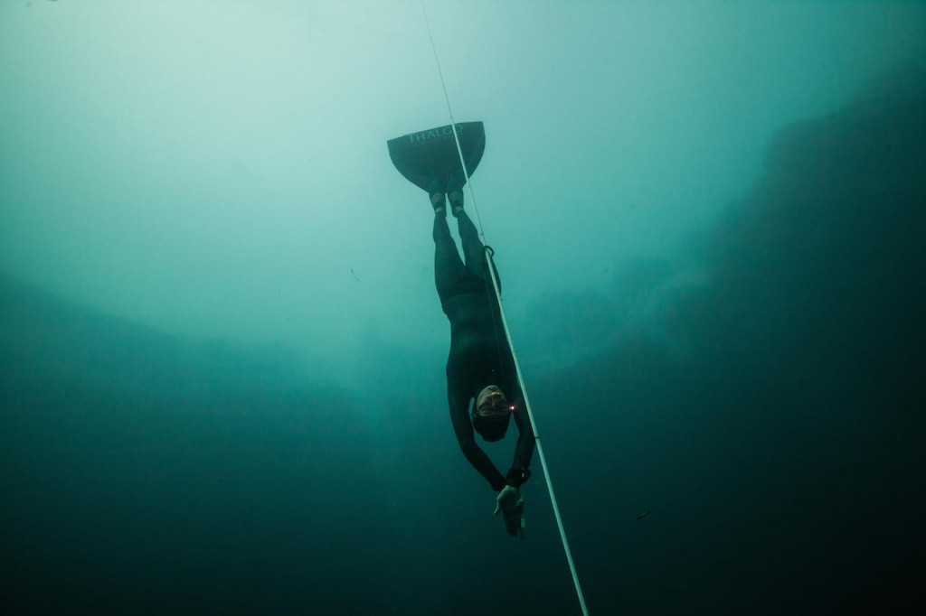 Aurore Asso descend dans le fameux Dean's Blue Hole pour aller son tag à -82m. Nouveau record de France pour la Niçoise. photo : Daan Verhoeven