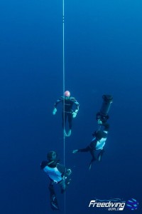 Morgan remonte de 90m à la seule force des bras et des jambes ! photo : Freediving World  