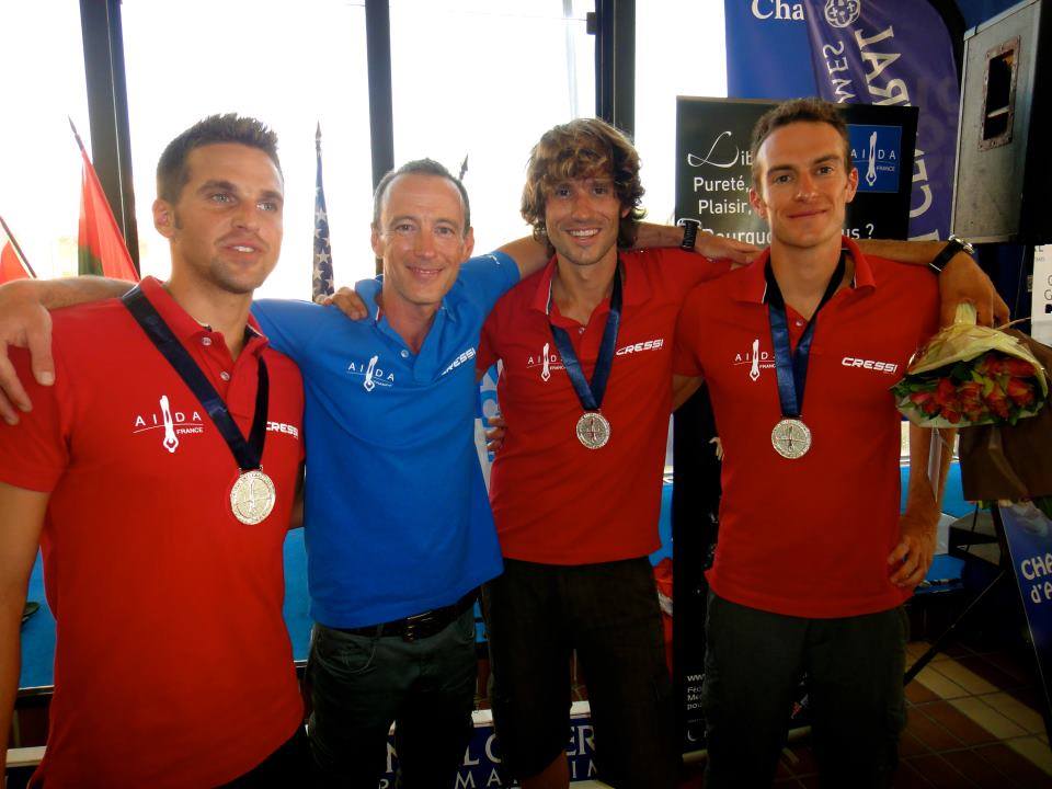 Christian Maldamé aux côtés de Fred Sessa, Guillaume Néry et Morgan Bourc'His aux championnatx du monde AIDA par équipe 2012 à Nice