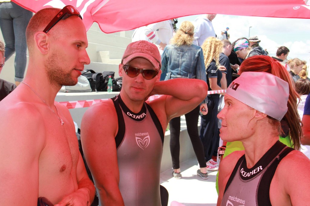 Natalia en discussion avec Mateuse et Alexey après avoir raté sa finale en syncopant à 187m (Aleksandr Pangaev)