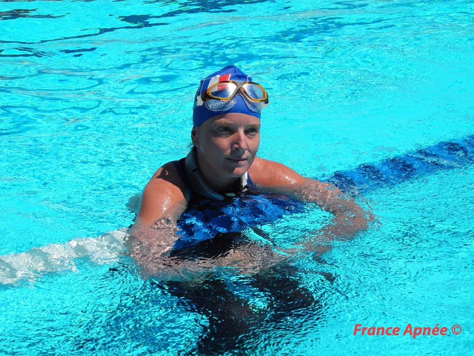 Sophie accrochée à une ligne d'eau d'une piscine