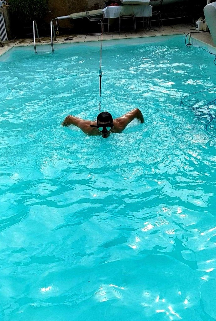 entraînement dans la piscine familiale (photo : Charlotte Benoît)